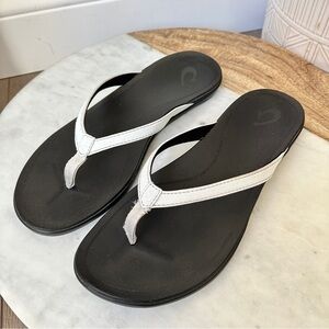 OluKai Ho'opio White/Onyx Strap Flip
Flop Sandals Women's Size 9